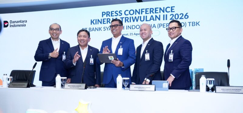 Kinerja ini disampaikan oleh Direktur Utama BSI Anggoro Eko Cahyo (tengah), Wakil Direktur Utama Bob T Ananta (dua dari kiri), Direktur Finance & Strategy Ade Cahyo Nugroho (dua dari kanan), Direktur Risk Management Grandhis H.Harumansyah (kiri) dan Direktur Retail Banking Kemas Erwan Husainy (paling kanan) pada paparan kinerja perseroan triwulan II/2026 di Kantor Pusat BSI Jakarta (21/08/2026).