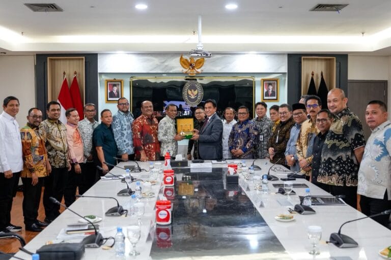 Menteri Koordinator Bidang Hukum, Hak Asasi Manusia, Imigrasi, dan Pemasyarakatan (Menko Kumham Imipas) Yusril Ihza Mahendra menerima audiensi Dewan Perwakilan Rakyat Aceh (DPRA) di Ruang Rapat Menko, Kamis (16/7/2026).