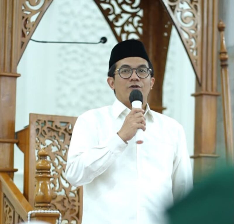 Ketua DPRK Banda Aceh Irwansyah ST menyampaikan pesan kepada jamaah saat menghadiri zikir menyambut bulan Maulid bersama Majelis Zikir Al Habib Abdul Haris bin Sholeh Alaydrus di Masjid Baiturrahim, Ulee Lheu, Kecamatan Meuraxa, Banda Aceh, Minggu (23/8/2026). Foto: (Humas DPRK Banda Aceh).