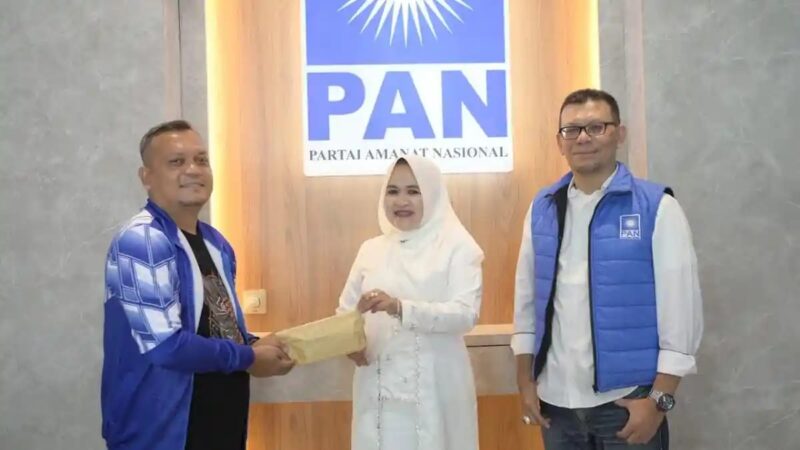 Wakil Ketua Pengkaderan DPW PAN Aceh Rahmat Djailani didampingi Wakil Ketua DPRK Banda Aceh, Musriadi menyerahkan kompesansi atau penghargaan kepada Yusnimar, caleg PAN yang tidak terpilih pada Pemilu 2024 lalu di Kantor DPW PAN Aceh, Minggu (23/8/2026).
