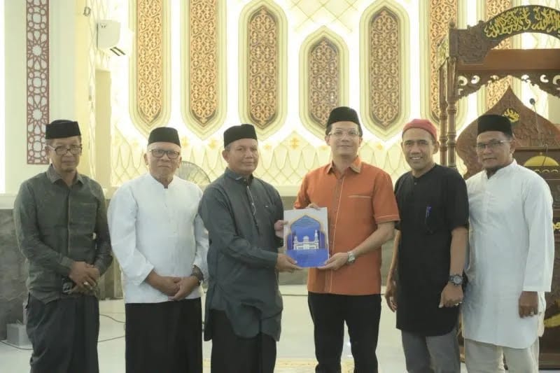 Ketua DPRK Banda Aceh Irwansyah ST menyerahkan secara simbolis bantuan Rp380 juta untuk mendukung pembangunan Mesjid Taqwa Gampong Seutui, Kecamatan Baiturrahman.Foto:Dok Ist