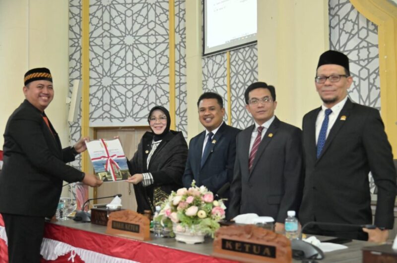 Anggota Banggar DPRK Banda Aceh Tuanku Muhammad menyerahkan dokumen masukan dan catatan terhadap Rancangan Kebijakan Umum Anggaran dan Prioritas Plafon Anggaran Sementara (R-KUA-PPAS) APBK Banda Aceh Tahun Anggaran 2027 dalam Rapat Paripurna DPRK Banda Aceh, Kamis (13/8/2026). Foto: (Humas DPRK Banda Aceh).