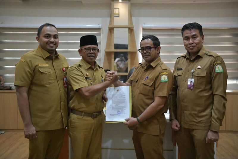 Taufik secara resmi menerima SK Pelaksana Tugas (Plt) Sekda Aceh, di Kantor Gubernur Aceh, Senin (24/8/2026). Foto: (Humas Aceh).
