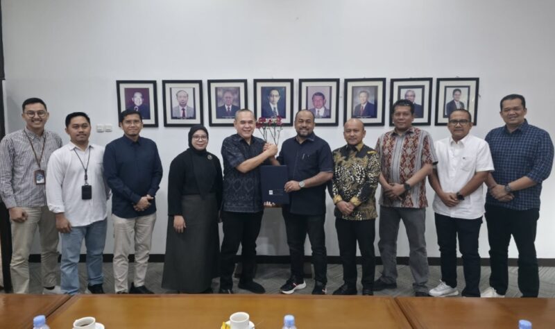 Direktur Utama Bank Aceh Syariah Fadhil Ilyas bersama jajaran Bank Aceh foto bersama usai melakukan pertemuan dengan Lembaga Pengembangan Perbankan Indonesia (LPPI) di Gedung LPPI, Jakarta, Jumat (14/8/2026), membahas persiapan Bank Aceh menuju bank devisa. Foto: (Humas Bank Aceh).