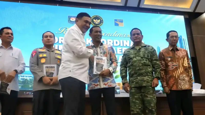 Ketua DPR Aceh, Zulfadhli menerima cendera mata berupa buka 
