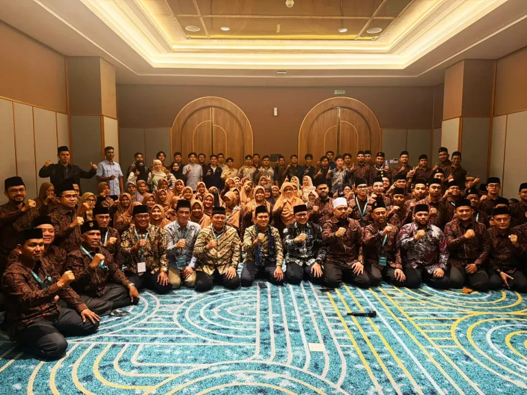 Wakil Ketua Komisi VII Romi Syah Putra, S.E. dan Anggota Komisi VII Usman IA, S.P, foto bersama Wakil Gubernur Aceh, Fadhlullah, S.E dan kafilah Aceh pada MTQ Nasional XXXI Tahun 2026 di Semarang, Jawa Tengah, Sabtu (19/9/2026).