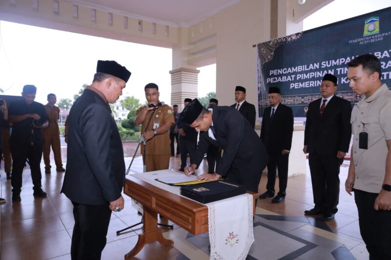 Bupati Aceh Besar H Muharram Idri (Syech Muharram) menyaksikan penandatanganan pakta integritas pejabat pimpinan tinggi pratama di lingkungan Pemkab Aceh Besar, di Kantor Bupati Aceh Besar, Kota Jantho, Senin (14/9/2026) siang.