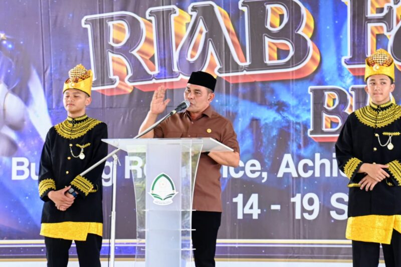 Bupati Aceh Besar H. Muharram Idris menyampaikan sambutan dan sekaligus membuka RIAB Fair XIII yang diikuti ribuan pelajar dari berbagai daerah di Aceh di MA RIAB, Gampong Gue Gajah, Senin (14/9/2026).