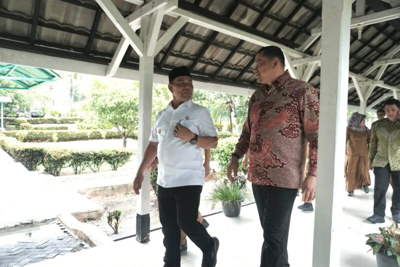 Bupati Aceh Besar H Muharram Idris (Syech Muharram), bersama Kepala BNNP Aceh Brigjen Pol Dr Dedy Tabrani SIK MSi meninjau gedung Bapelkes Aceh di Kota Jantho, Aceh Besar, Selasa (15/9/2026).