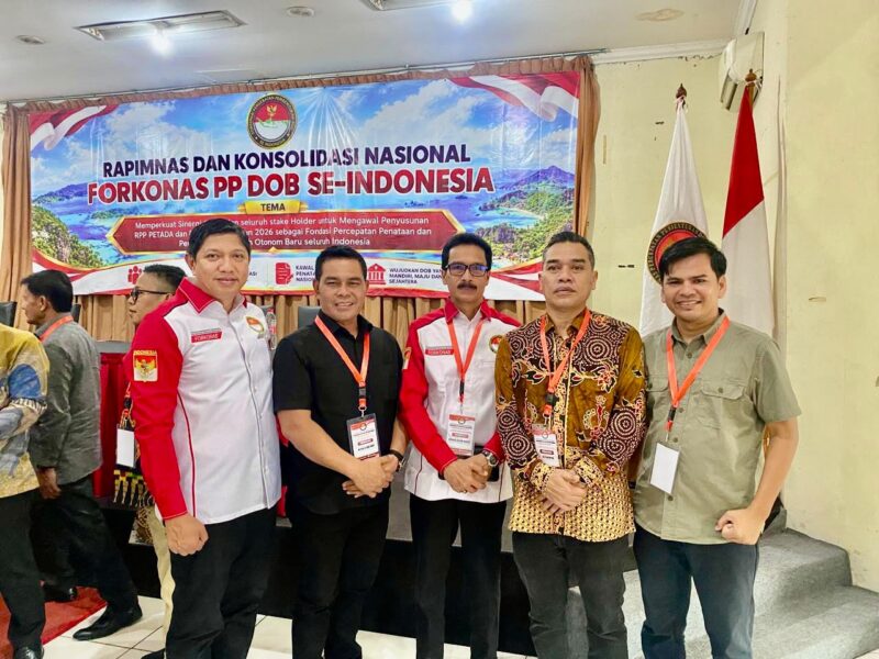 Bupati Aceh Besar, H Muharram Idris dan Ketua DPRK Abdul Muchti SIKom foto bersama Panitia Persiapan Calon Daerah Otonomi Baru (CDOB) Aceh Raya mengikuti Rapimnas FORKONAS PP DOB se-Indonesia di Jakarta, Selasa (29/9/2026).