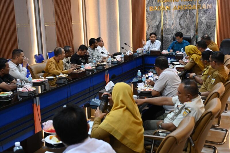 Ketua DPRK Banda Aceh Irwansyah ST bersama Ketua Komisi II Zidan Al Hafidh menerima audiensi dan aspirasi para pedagang Jalan Teungku Chik Pante Kulu terkait rencana penataan kawasan tersebut, Selasa (29/9/2026).