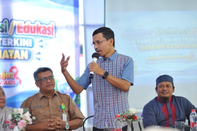 Ketua Komisi IV DPRK Banda Aceh Farid Nyak Umar, ST., saat membuka kegiatan penyuluhan, sosialisasi, dan edukasi kesehatan bertema “Hidup Sehat, Remaja Bebas HIV/AIDS” bagi kader remaja Posyandu di Paopia Coffee, Banda Aceh, Selasa (29/9/2026).