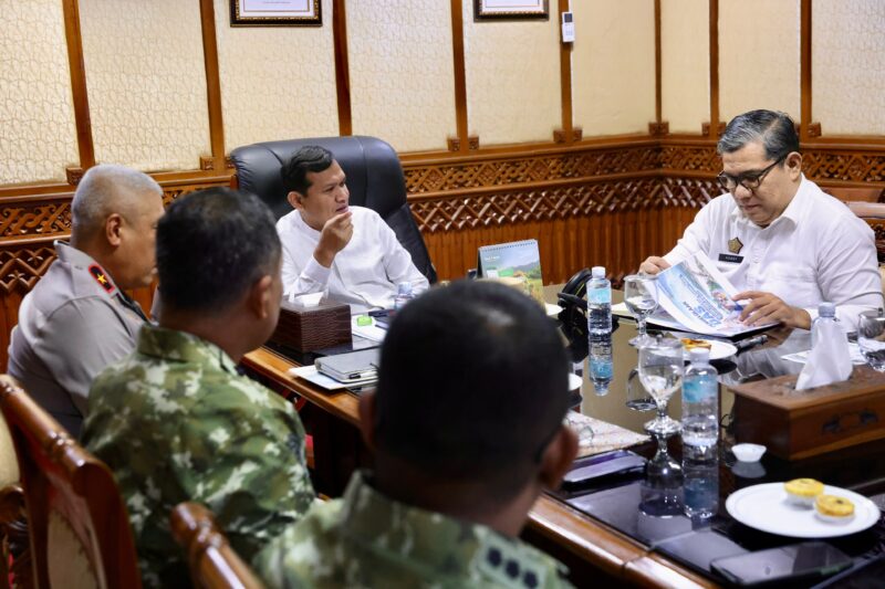Wagub Aceh, Fadlullah (Dek Fadh) bersama Wakapolda Aceh Brigjen Pol. Ari Wahyu Widodo, Kapoksahli Pangdam Iskandar Muda Brigjen TNI Mahesa Fitriadi, Asisten II Sekda Aceh, T. Robby Irza, serta sejumlah Kepala SKPA dan Biro mengikuti Rapat Tindak Lanjut Hasil Rakor PRR melalui Zoom Meeting bersama Satgas PRR Pusat, di Ruang Rapat Wagub Aceh, Jumat (2/10/2026).
