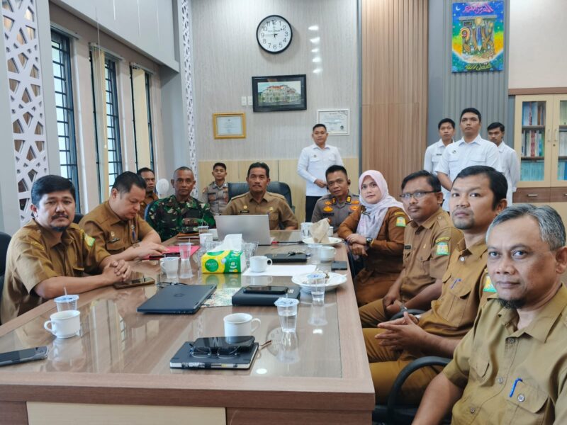 Suasana Rakor Pengendalian Inflasi Daerah di Ruang Kerja Sekda Aceh Besar, Kota Jantho, Senin (5/10/2026).
