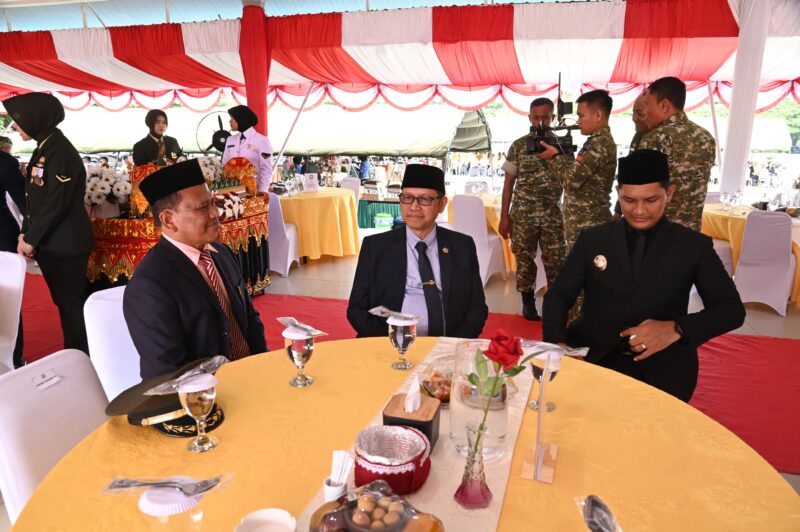 Staf Ahli Bupati Aceh Besar, Ir Makmun MT menghadiri Upacara HUT ke-81 TNI di Lapangan Uapacara Blang Padang, Banda Aceh, Senin (05/10/2026).