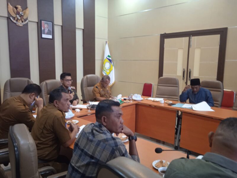 Asisten Perekonomian dan Pembangunan Setdakab Aceh Besar HM Ali SSos MSi membuka pembahasan Rancangan Peraturan Bupati (Ranperbup) tentang Pageu Gampong di ruang rapat Kantor Bupati Aceh Besar, Senin (5/10/2026) siang.