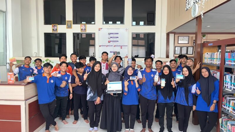 Foto : bersama Pustakawan UBBG dengan Mahasiswa Pendidikan Jasmani usai kegiatan dilaksanakan dengan memperlihatkan e-tanda kartu keanggotaan Perpustakaan Nasional RI, Senin(5/10/2026)Sore.