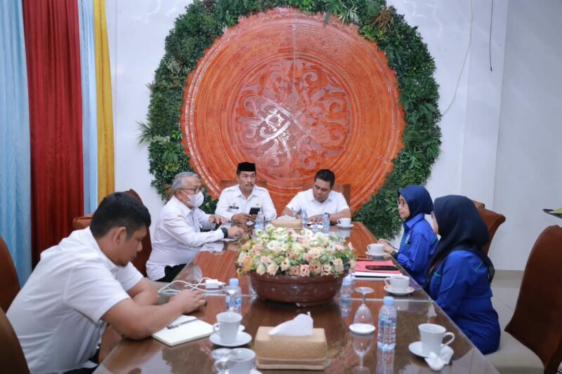 Bupati Aceh Besar H. Muharram Idris (Syeh Muharram) bersama Wakil Bupati Drs. H. Syukri A. Jalil menerima Audiensi dengan jajaran BMKG di Aula Dekranasda Aceh Besar, Rabu (7/10/2026).