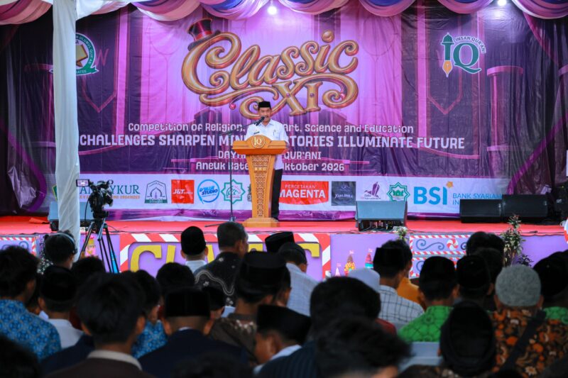 Wabup Aceh Besar Drs. Syukri A. Jalil menutup CLASSIC XI Organisasi Santri Dayah Insan Qurani, di Gampong Aneuk Bate, Kecamatan Suka Makmur, Rabu (7/10/2026).