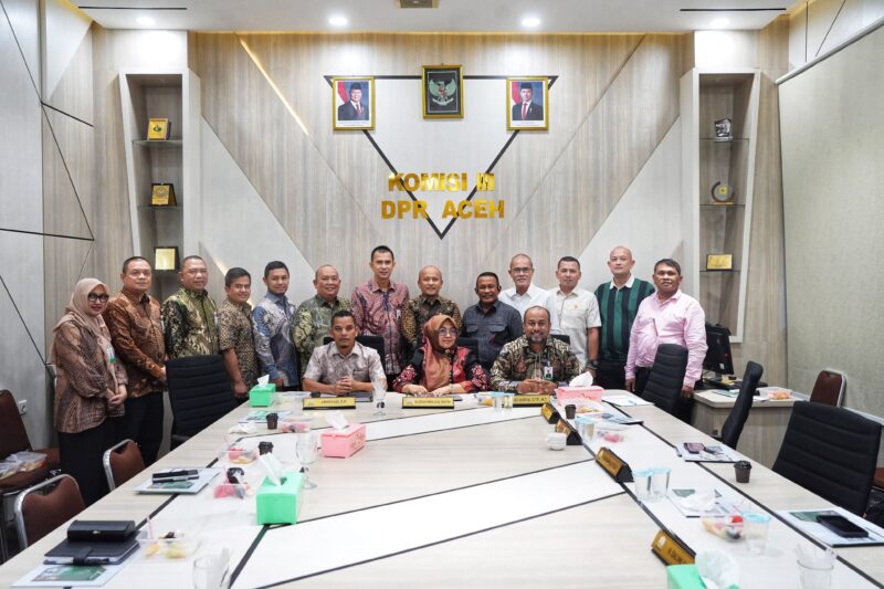 Direksi Bank Aceh mengikuti rapat kerja dengan Komisi III DPRA yang membahas optimalisasi PAA di Gedung DPRA, Banda Aceh, Rabu (7/10/2026).