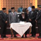 Plt Sekda Aceh Taufik bersama pimpinan DPRA menandatangani Berita Acara Persetujuan Bersama KUA-PPAS Aceh Tahun Anggaran 2027 dalam rapat paripurna di Gedung Utama DPRA, Banda Aceh, Kamis (8/10/2026). Foto: (Humas Pemerintah Aceh).