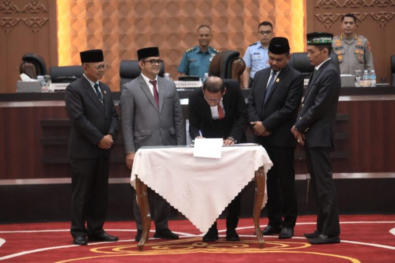 Plt Sekda Aceh Taufik bersama pimpinan DPRA menandatangani Berita Acara Persetujuan Bersama KUA-PPAS Aceh Tahun Anggaran 2027 dalam rapat paripurna di Gedung Utama DPRA, Banda Aceh, Kamis (8/10/2026). Foto: (Humas Pemerintah Aceh).