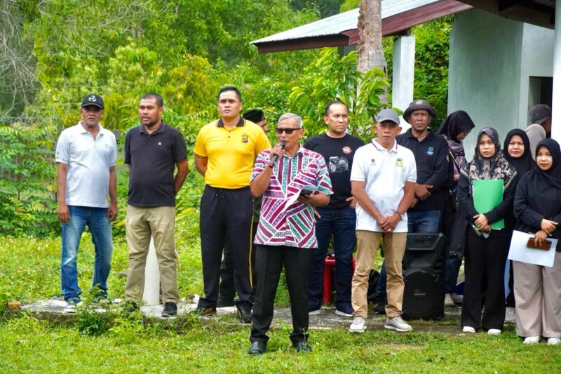 Asisten III Sekretaris Daerah Kabupaten Aceh Besar Bidang Administrasi Umum Abdullah, SSos, menyampaikan sambutan pada kegiatan aksi bersih dalam rangka World Cleanup Day (WCD) Indonesia Tahun 2026 dengan tema “Aksi Bersih Pemuda-Pemudi Merdeka dari Sampah”. Kegiatan tersebut berlangsung di sepanjang Jalan Raya Lampuuk, Kecamatan Lhoknga, Aceh Besar, Jumat (9/10/2026).