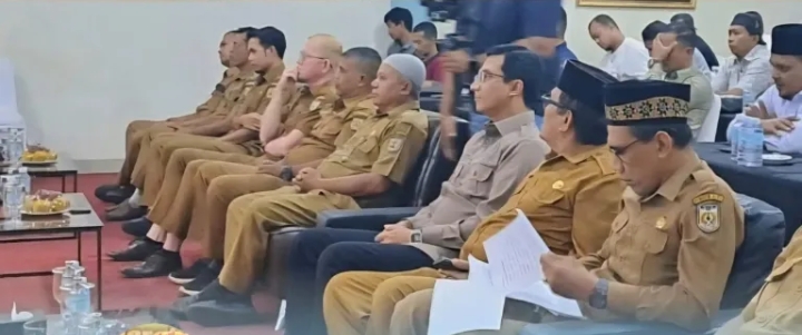 Ketua DPRK Banda Aceh Irwansyah saat membuka kegiatan peningkatan kapasitas (capacity building) bagi unsur Pageu Gampong yang digelar DSI Kota Banda Aceh di Aula Hotel Hanifi, Bandar Baru, Senin (28/9/2026).