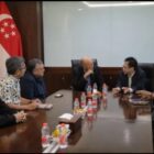 Wali Nanggroe Aceh Teungku Malik Mahmud Al-Haythar berbincang dengan Konsul Jenderal Singapura, Dr. Edmund Chia, dalam pertemuan di Kantor Konsulat Jenderal Singapura di Medan, Sumatera Utara, Rabu (14/10/2026).