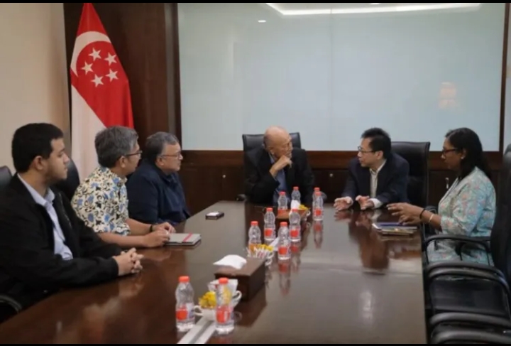 Wali Nanggroe Aceh Teungku Malik Mahmud Al-Haythar berbincang dengan Konsul Jenderal Singapura, Dr. Edmund Chia, dalam pertemuan di Kantor Konsulat Jenderal Singapura di Medan, Sumatera Utara, Rabu (14/10/2026).